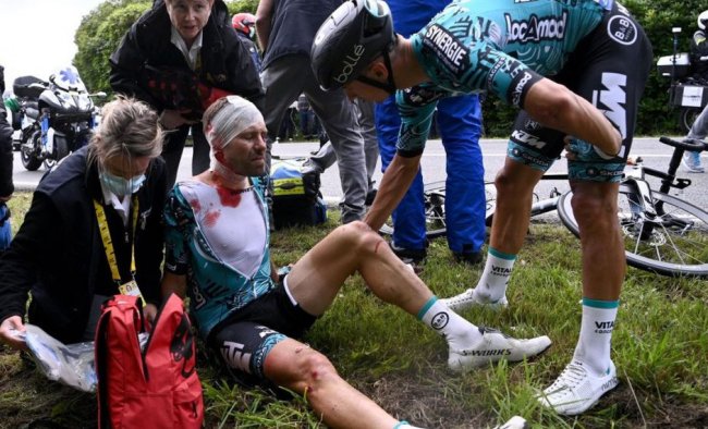 Велогонщик получил перелом обеих рук в массовом завале на первом этапе «Тур де Франс» - «Велоспорт»